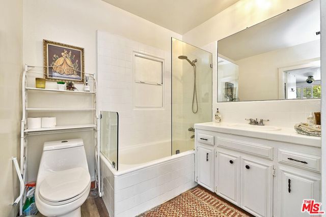 728 S Windsor Boulevard, Los Angeles CA: https://media.crmls.org/mediaz/76b542f7-77a8-4e98-ac1a-b136c7e98832.jpg