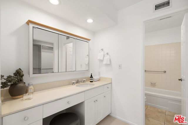 3018 Nicada Drive, Los Angeles CA: https://media.crmls.org/mediaz/76b570da-1aea-42cd-9c26-630deab465c0.jpg