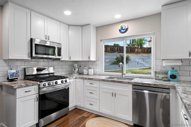 10424 Nubbin Ct, Santee CA: https://media.crmls.org/mediaz/76b6fb73-a3e4-4579-bc36-a2dce08c1772.jpg