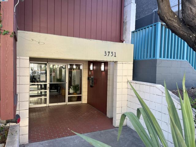 3751 Harrison St, Oakland CA: https://media.crmls.org/mediaz/76b735a4-4a69-4007-a58a-ec559a02466a.jpg