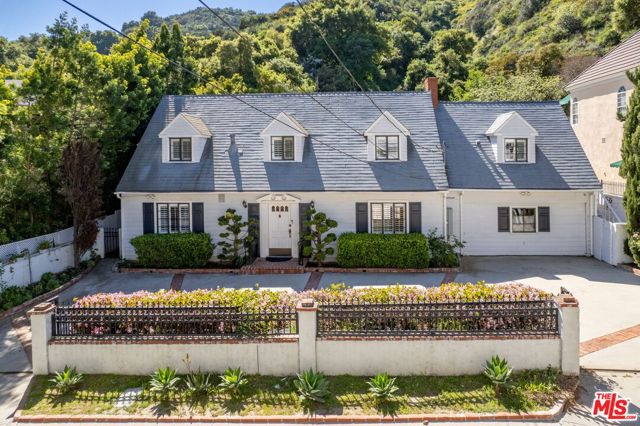 2427 Benedict Canyon Drive, Beverly Hills CA: https://media.crmls.org/mediaz/76b75040-4a15-417d-891b-b421fee826d7.jpg