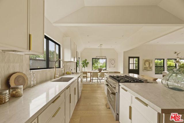 2370 Kelton Avenue, Los Angeles CA: https://media.crmls.org/mediaz/76b7ff49-24e0-4f3b-8cc0-fcbdbd2e5ee3.jpg