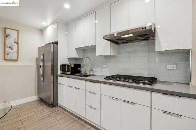 1537 Revere AVE, San Francisco CA: https://media.crmls.org/mediaz/76b88e09-c95e-421a-bd13-478abb0d1ab3.jpg