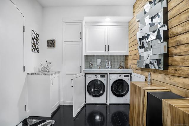 700 Front St, San Diego CA: https://media.crmls.org/mediaz/76b90865-7a1a-4e8b-baba-91bf626aceb3.jpg