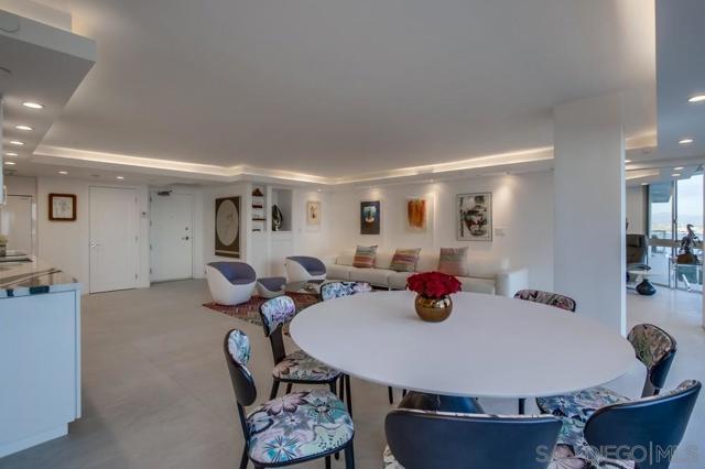 1750 Avenida Del Mundo, Coronado CA: https://media.crmls.org/mediaz/76b930cb-3f1b-4927-a242-87aa76e80c64.jpg