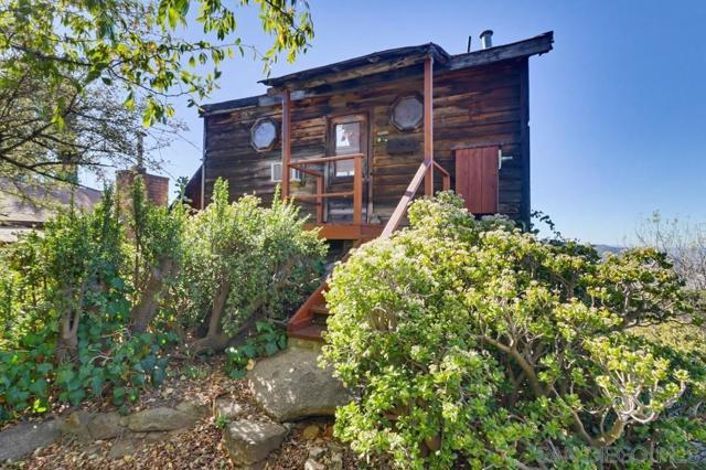 602 Starbright Ln, Alpine CA: https://media.crmls.org/mediaz/76ba4816-7050-413a-9790-5e903f56e329.jpg