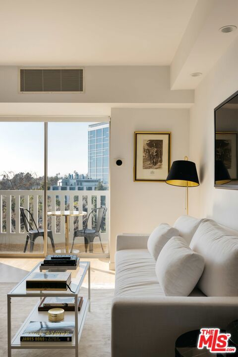 999 N Doheny Drive, West Hollywood CA: https://media.crmls.org/mediaz/76bb4154-713e-4939-a738-a12813a9c7d5.jpg