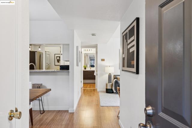 760 Canyon Oaks Dr, Oakland CA: https://media.crmls.org/mediaz/76bb562a-999d-431a-bc17-1ba35511cfd8.jpg