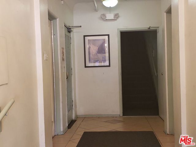 657 S COCHRAN Avenue, Los Angeles CA: https://media.crmls.org/mediaz/76bbe503-325f-43cc-9b79-b32a32e70038.jpg