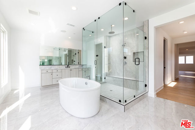 11770 N Hillsborough Lane, Porter Ranch CA: https://media.crmls.org/mediaz/76bc518e-ca20-489a-9d6f-94eeaf58f07d.jpg