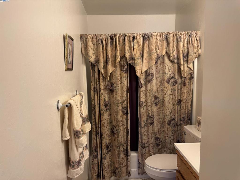 https://media.crmls.org/mediaz/76bc69ee-c5c5-436d-bd6a-95ca63bd9529.jpg?preset=X-Large