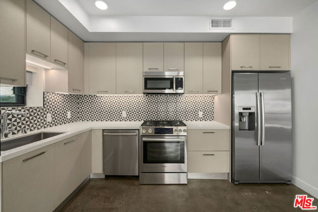 1250 N Fairfax Avenue, West Hollywood CA: https://media.crmls.org/mediaz/76bd062a-2e57-4476-91e0-af5629e3c0a8.jpg
