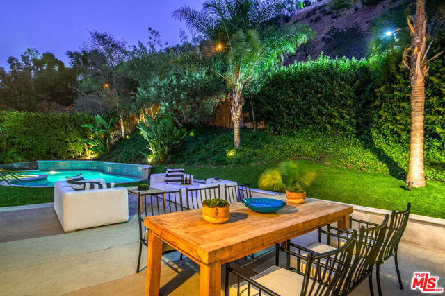 1922 N Beverly Place, Beverly Hills CA: https://media.crmls.org/mediaz/76bf748e-e462-4013-b3bc-f613393fd72a.jpg