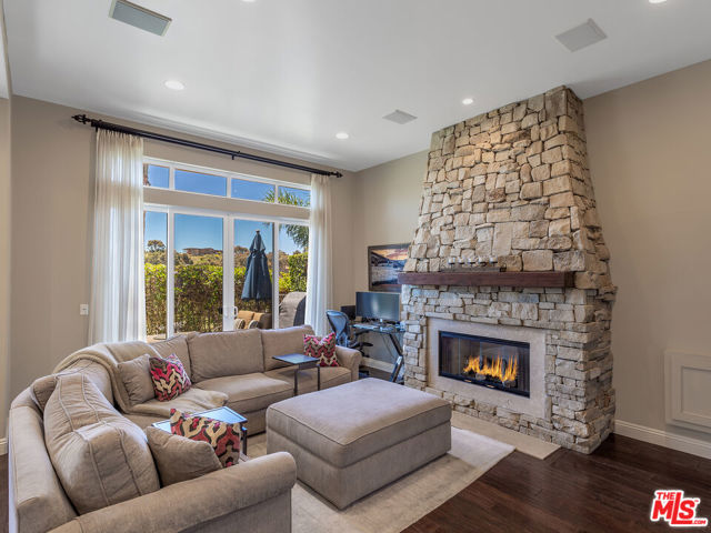 23949 De Ville Way, Malibu CA: https://media.crmls.org/mediaz/76bfc957-7e11-4c34-aa38-5b2b0e5741e5.jpg