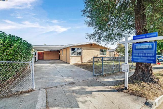 27946 Pompano Ave, Hayward CA: https://media.crmls.org/mediaz/76c029e0-8f35-42ca-956b-5cdeedcf8f30.jpg