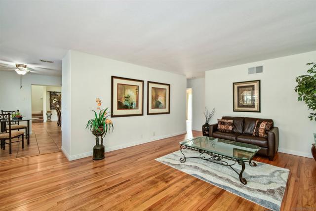 2725 Morning Glory Ln, Carlsbad CA: https://media.crmls.org/mediaz/76c02b39-918f-4b18-8c57-7a0e31fe3f55.jpg