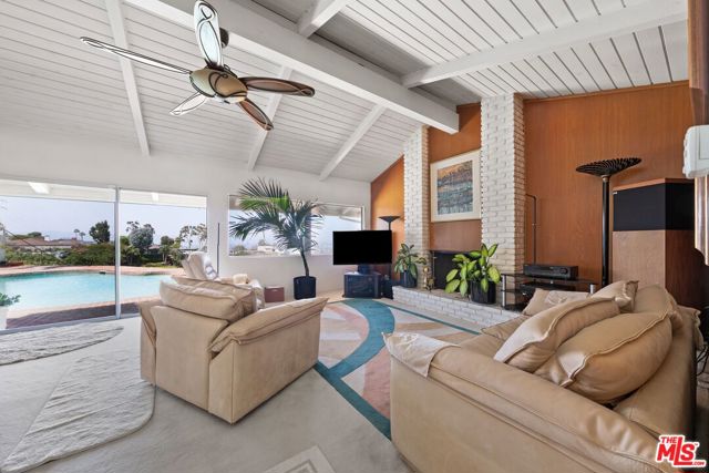 4260 S Cloverdale Avenue, Los Angeles CA: https://media.crmls.org/mediaz/76c1eaa7-ac85-45f0-a296-fb0b680fde8e.jpg