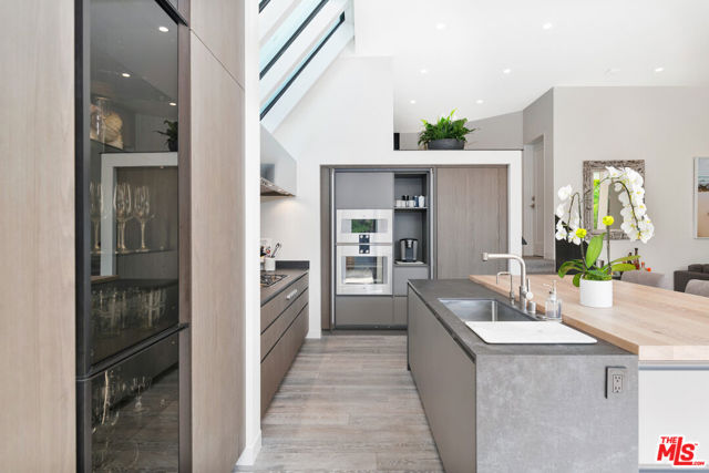 31866 Seafield Drive, Malibu CA: https://media.crmls.org/mediaz/76c1f1b7-d1f7-4b99-833c-75fa15cfd24e.jpg