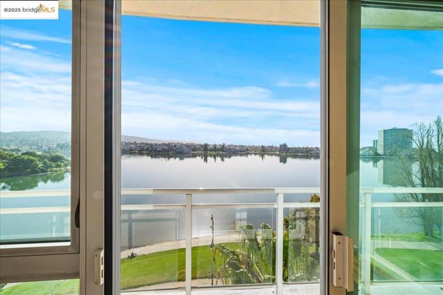 1 Lakeside Dr, Oakland CA: https://media.crmls.org/mediaz/76c21ef7-7977-4fdb-8c0f-37f722f4c3c8.jpg