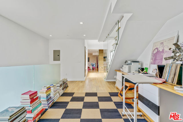 809 Brooks Avenue, Venice CA: https://media.crmls.org/mediaz/76c24f6c-9044-4379-9b15-9e35fdf8486e.jpg