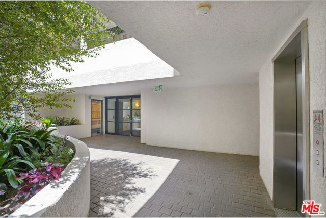 11636 Montana Avenue, Los Angeles CA: https://media.crmls.org/mediaz/76c3fa1a-35d3-487a-889e-a4515d27ae15.jpg