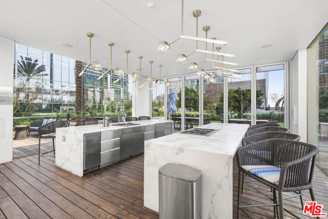 877 Francisco Street, Los Angeles CA: https://media.crmls.org/mediaz/76c47786-c73d-4405-81bd-067efb1bb942.jpg