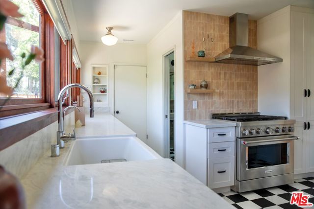 898 N Chester Avenue, Pasadena CA: https://media.crmls.org/mediaz/76c5194c-98d5-4e61-86c2-277178316bc9.jpg