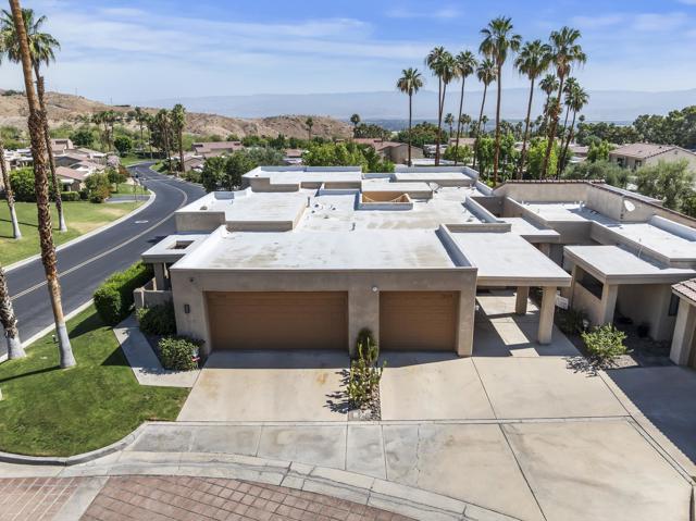 72416 Sommerset Drive, Palm Desert CA: https://media.crmls.org/mediaz/76c63726-e7df-4935-8f51-e49e2cbdf246.jpg