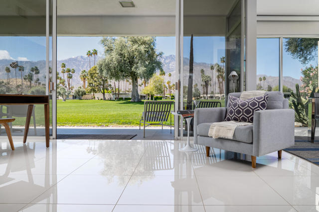 26 Lakeview Circle, Palm Springs CA: https://media.crmls.org/mediaz/76c742fe-b95a-4061-9abc-bb815480bd82.jpg