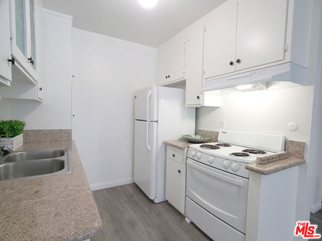 5656 La Mirada Avenue, Los Angeles CA: https://media.crmls.org/mediaz/76c769e9-601e-4a36-9543-f9fbe2f63ca6.jpg