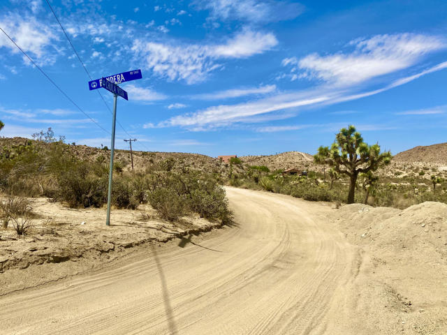 104 Bandera Road, Yucca Valley CA: https://media.crmls.org/mediaz/76c791e2-9923-4618-877d-72fc63735223.jpg