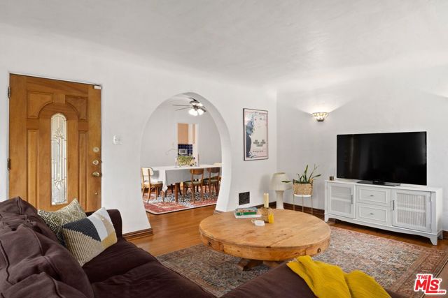 1118 S Crescent Heights Boulevard, Los Angeles CA: https://media.crmls.org/mediaz/76c819b3-a805-4f1e-a3e0-707932e6f9cb.jpg