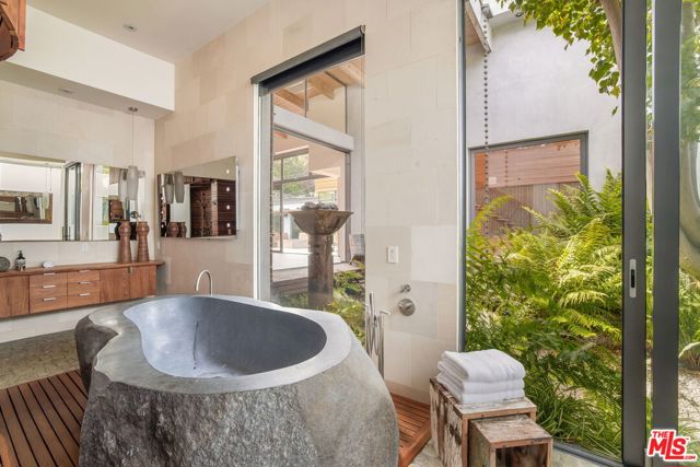 345 W Channel Road, Santa Monica CA: https://media.crmls.org/mediaz/76ca17bb-cfcb-4e3f-8f21-8e45c7658892.jpg