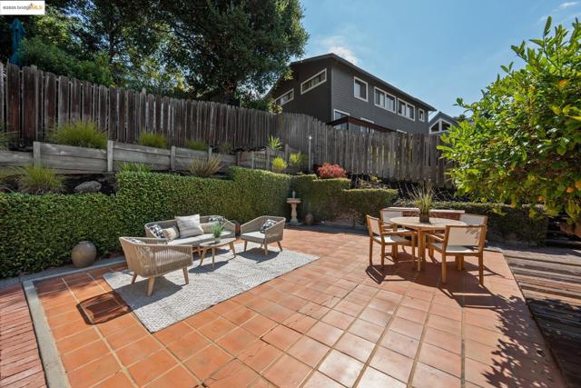 6141 Broadway Ter, Oakland CA: https://media.crmls.org/mediaz/76cab48d-966a-4b46-9f53-c17978bd7484.jpg