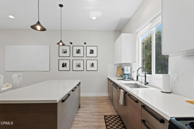 5664 Hazeltine Avenue, Sherman Oaks CA: https://media.crmls.org/mediaz/76cb9629-6d9d-40e0-b128-7d0e2382f0db.jpg