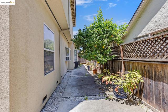 35 Amherst Ct, Menlo Park CA: https://media.crmls.org/mediaz/76cf0750-2f53-429e-a5a9-21f0b4741498.jpg