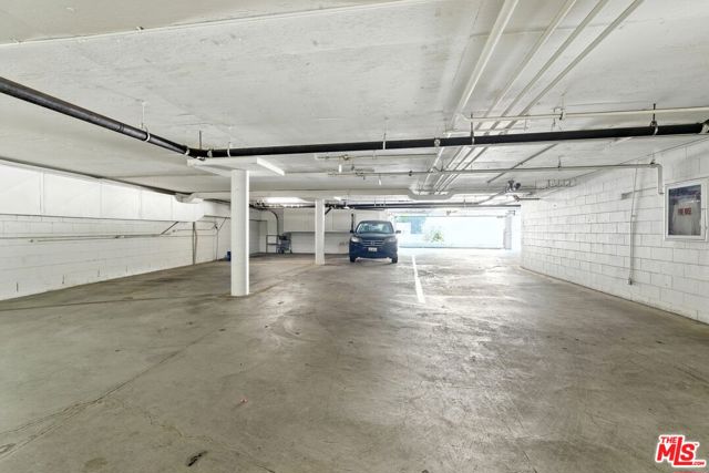 1310 Roxbury Drive, Los Angeles CA: https://media.crmls.org/mediaz/76d07281-5d4b-44d1-9888-8e59296b67a7.jpg