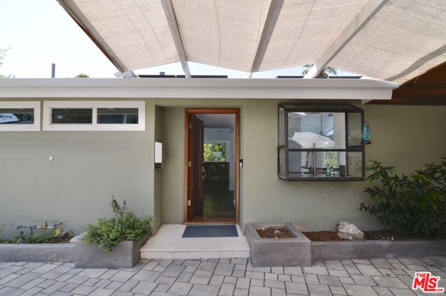 9342 Debra Avenue, North Hills CA: https://media.crmls.org/mediaz/76d0e7f5-0cb4-4a3c-a09d-1455228a3887.jpg