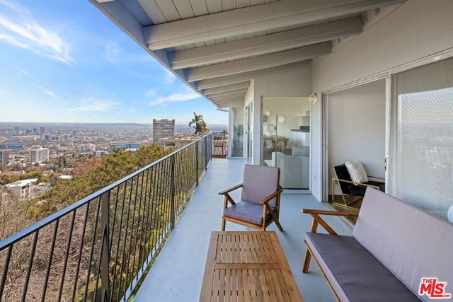 9432 Sierra Mar Place, Los Angeles CA: https://media.crmls.org/mediaz/76d12c29-b504-4a5e-b6c0-9a8270d97b03.jpg