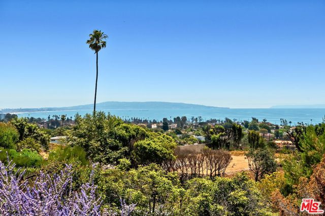 1166 LAS PULGAS Place, Pacific Palisades CA: https://media.crmls.org/mediaz/76d14685-d030-4ec3-b919-fd5c67447e79.jpg