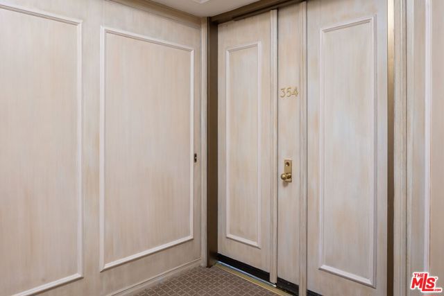 300 N Swall Drive, Beverly Hills CA: https://media.crmls.org/mediaz/76d1d393-cfa7-4cb4-981b-ed263d075fdc.jpg