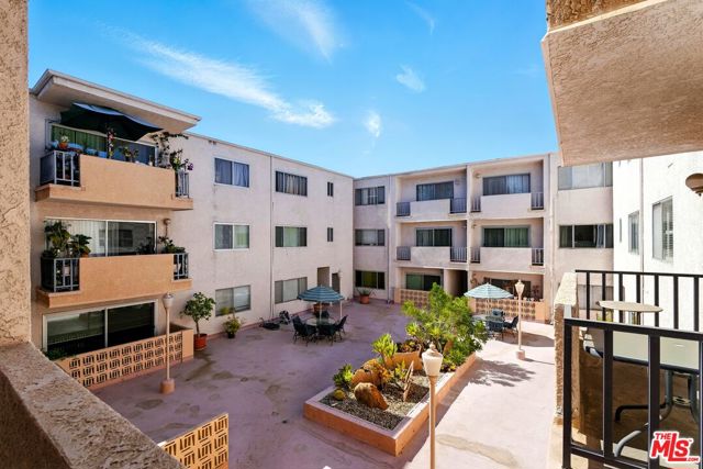 12955 Riverside Drive, Sherman Oaks CA: https://media.crmls.org/mediaz/76d22093-a626-443f-9642-bcbd2ea315df.jpg