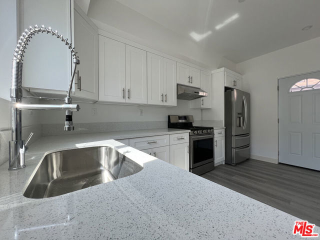 8640 1/2 Baring Cross Street, Los Angeles CA: https://media.crmls.org/mediaz/76d26fba-1d56-479d-9dfb-2a00c278b867.jpg