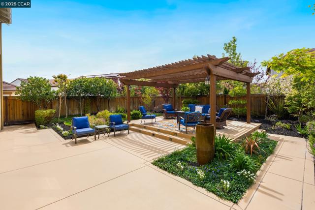 5617 Evolene St, Danville CA: https://media.crmls.org/mediaz/76d2e940-935e-41bb-b801-f171b69fb917.jpg