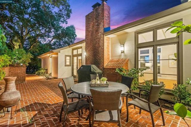 24 La Campana Rd, Orinda CA: https://media.crmls.org/mediaz/76d43eb4-44d4-44d7-888f-6b620d20f259.jpg
