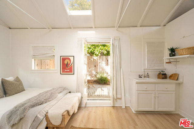 522 Altair Place, Venice CA: https://media.crmls.org/mediaz/76d5c6c0-380d-415e-9570-99e0af4d76a1.jpg