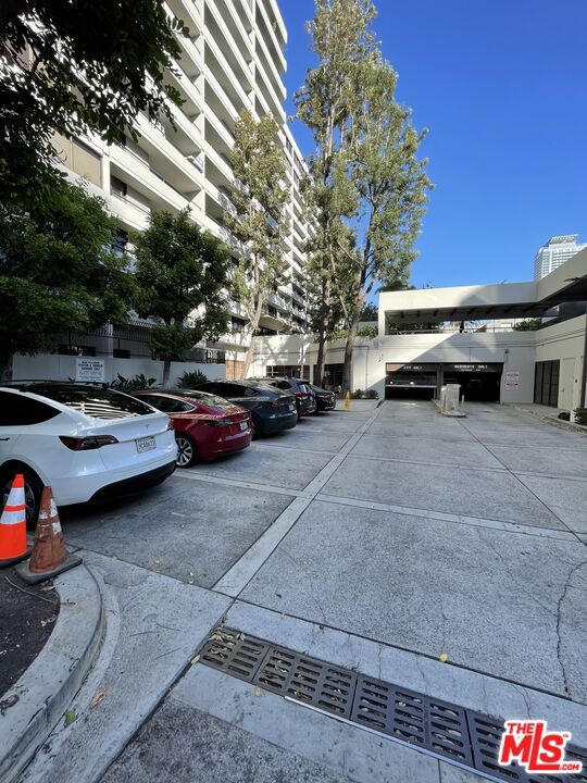 600 W 9th Street, Los Angeles CA: https://media.crmls.org/mediaz/76d6e1b2-374b-4a80-83dc-fd26b147956c.jpg