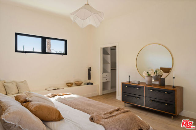 3820 S Burnside Avenue, Los Angeles CA: https://media.crmls.org/mediaz/76d7a83f-e9de-4b47-a8d5-f10294b50559.jpg