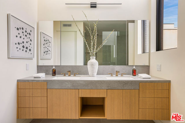 919 1/4 Hilldale Avenue, West Hollywood CA: https://media.crmls.org/mediaz/76d89df9-9e80-4975-8a95-f64c889efb28.jpg