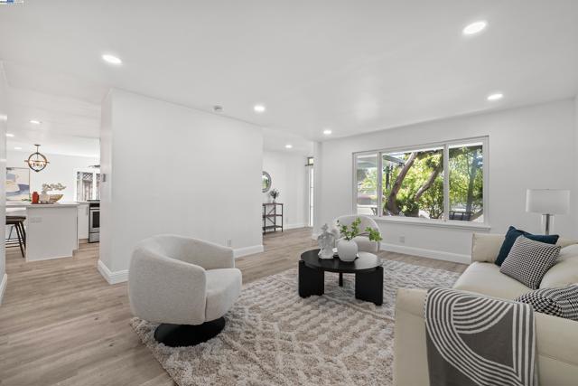 924 Magnolia Dr, Alameda CA: https://media.crmls.org/mediaz/76d90382-279a-46e5-946d-4073ed793a18.jpg
